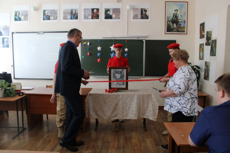 В школе состоялось торжественное открытие «Парты Героя».